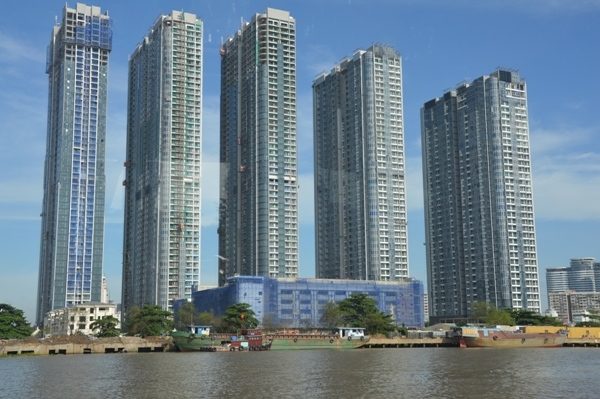 Các dự án cao tầng như một bức tường thành bức tử không gian sông Sài Gòn.