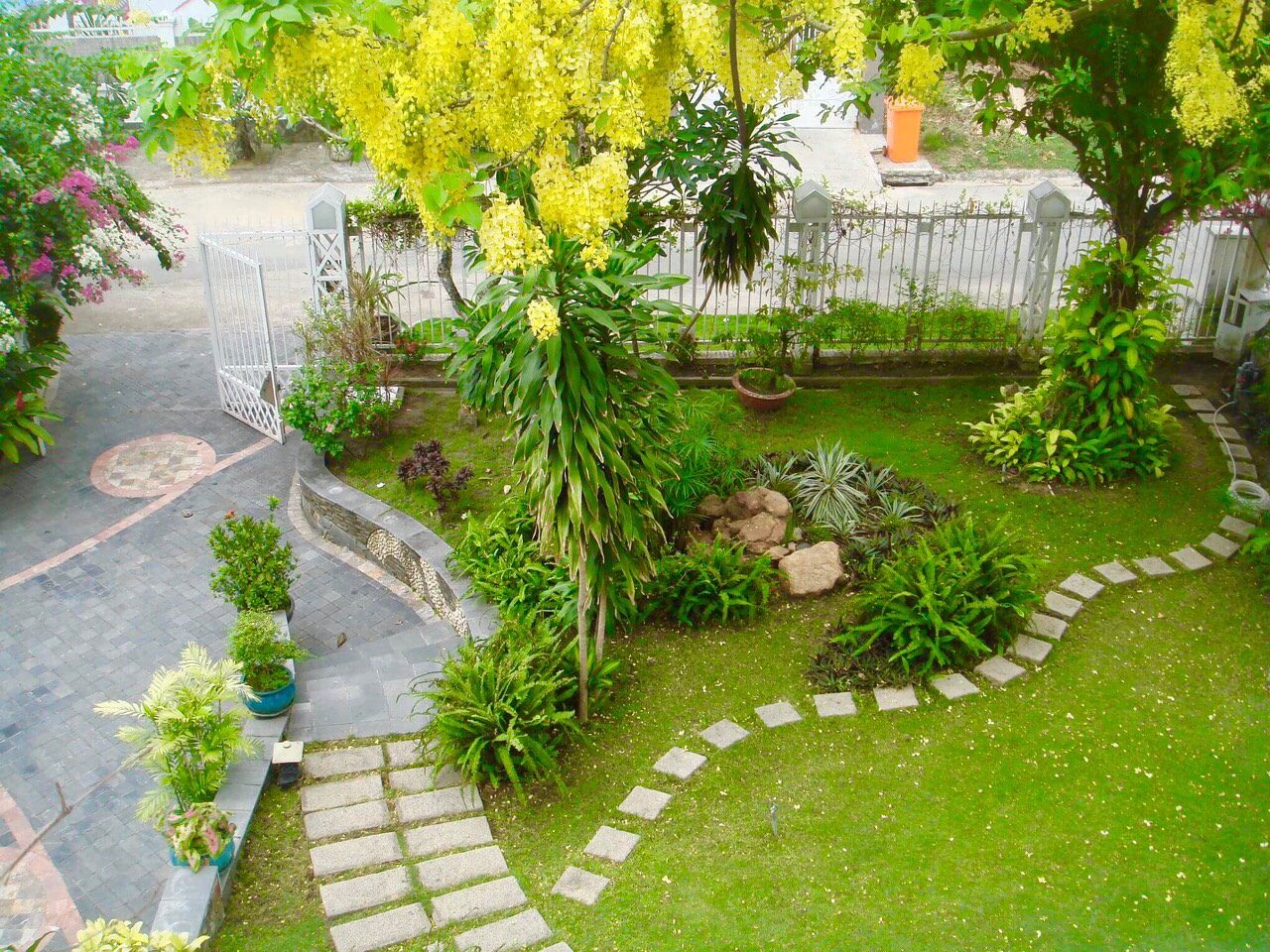 Sân vườn ngôi biệt thự mặt tiền đường Nguyễn Văn Hưởng, phường Thảo Điền, Quận 2.