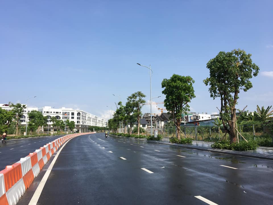 Lô đất 214m2 mặt tiền Đinh Thị Thi ngay cổng khu đô thị Vạn Phúc ở Hiệp Bình Phước quận Thủ Đức vừa mới hoàn thiện đưa vào sử dụng.