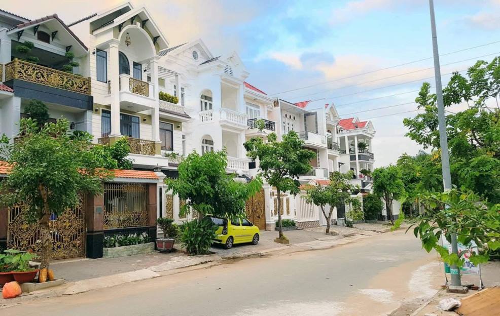 Cho thuê Biệt thự sân vườn khu dân cư Savimex ở Phú Thuận, Quận 7.