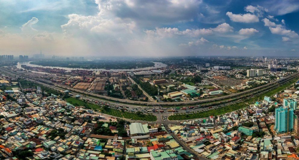 Xa lộ Hà Nội đoạn vô cụm cảng Trường Thọ lượng xe container ra vô tấp nập khiến giao thông khu vực này phức tạp từ nhiều năm qua.