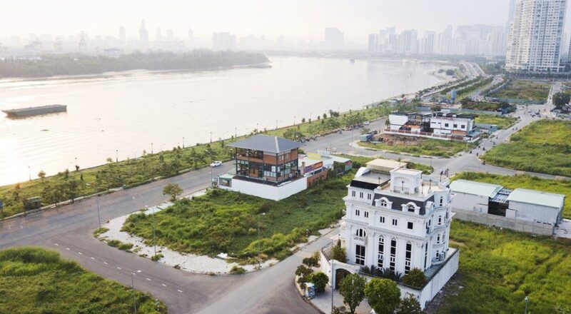 Căn biệt thự 426m2 của Lý Nhã Kỳ ở ven sông Sài Gòn với phong cách cổ điển, kiến trúc hoàng gia châu Âu, nằm trên khu đất rộng với hai mặt tiềnphường Thạnh Mỹ Lợi, Quận 2