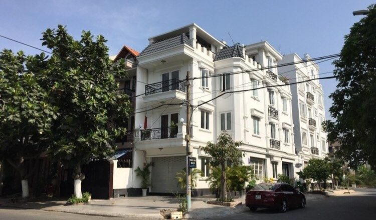 Căn nhà phố nằm trong khu biệt thự ven sông Sài Gòn ở phường Hiệp Bình Chánh quận Thủ Đức.