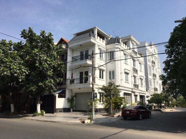 Căn nhà phố nằm trong khu biệt thự ven sông Sài Gòn ở phường Hiệp Bình Chánh quận Thủ Đức.