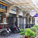 Một dãy nhà phố thương mại (shophouse) xuất hiện nhiều văn phòng công ty tại khu Đông Thành phố Hồ Chí Minh