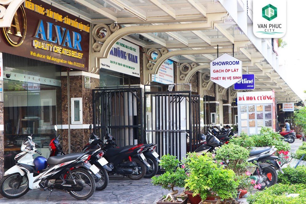 Một dãy nhà phố thương mại (shophouse) xuất hiện nhiều văn phòng công ty tại khu Đông Thành phố Hồ Chí Minh