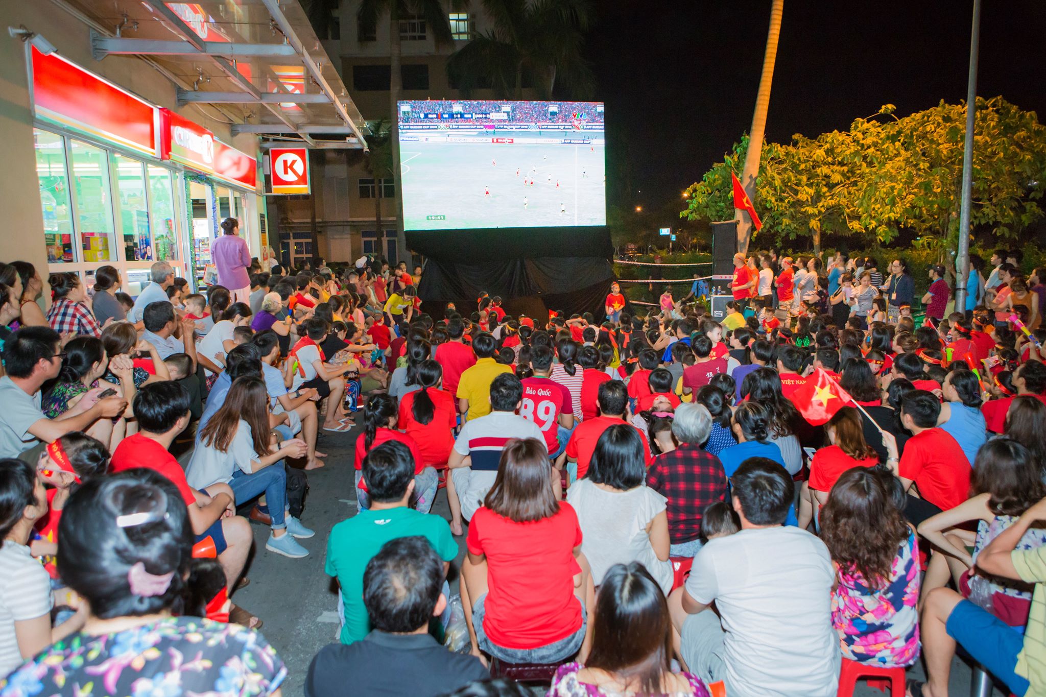 Cư dân chung cư Sunview Town tổ chức xem bóng đá với màn hình lớn