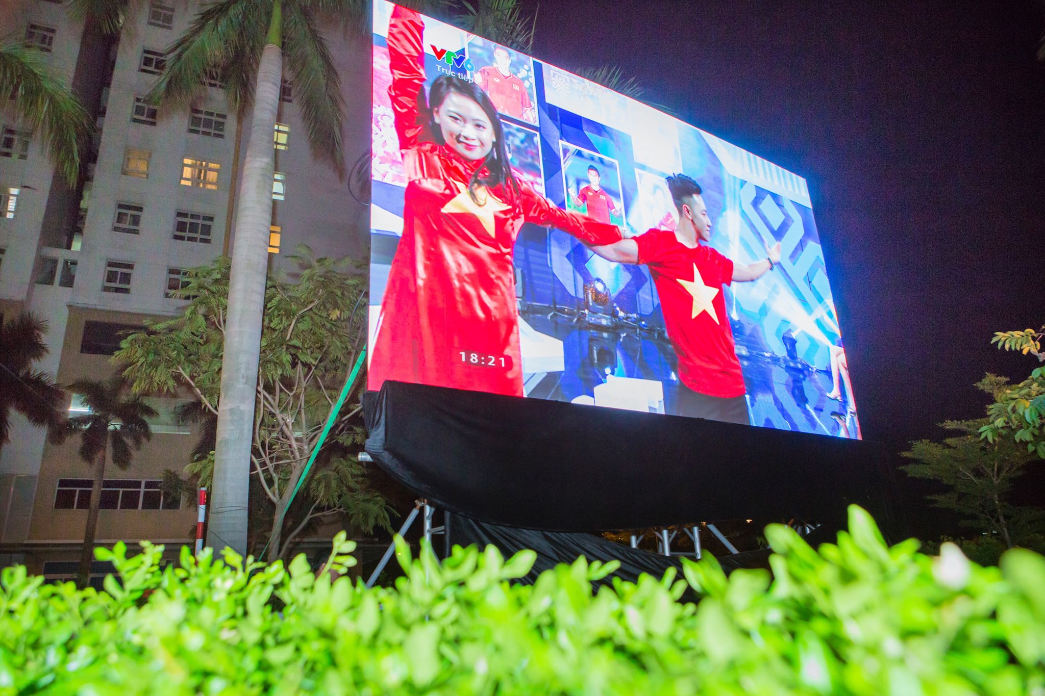 Cư dân chung cư Sunview Town tổ chức xem bóng đá U23 Việt Nam với màn hình lớn