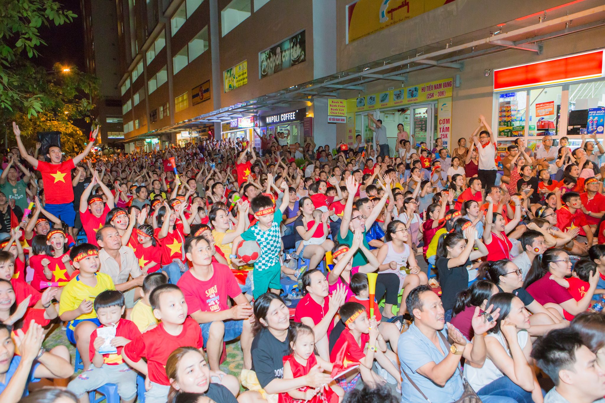  Cư dân chung cư Sunview Town tổ chức xem bóng đá U23 Việt Nam với màn hình lớn