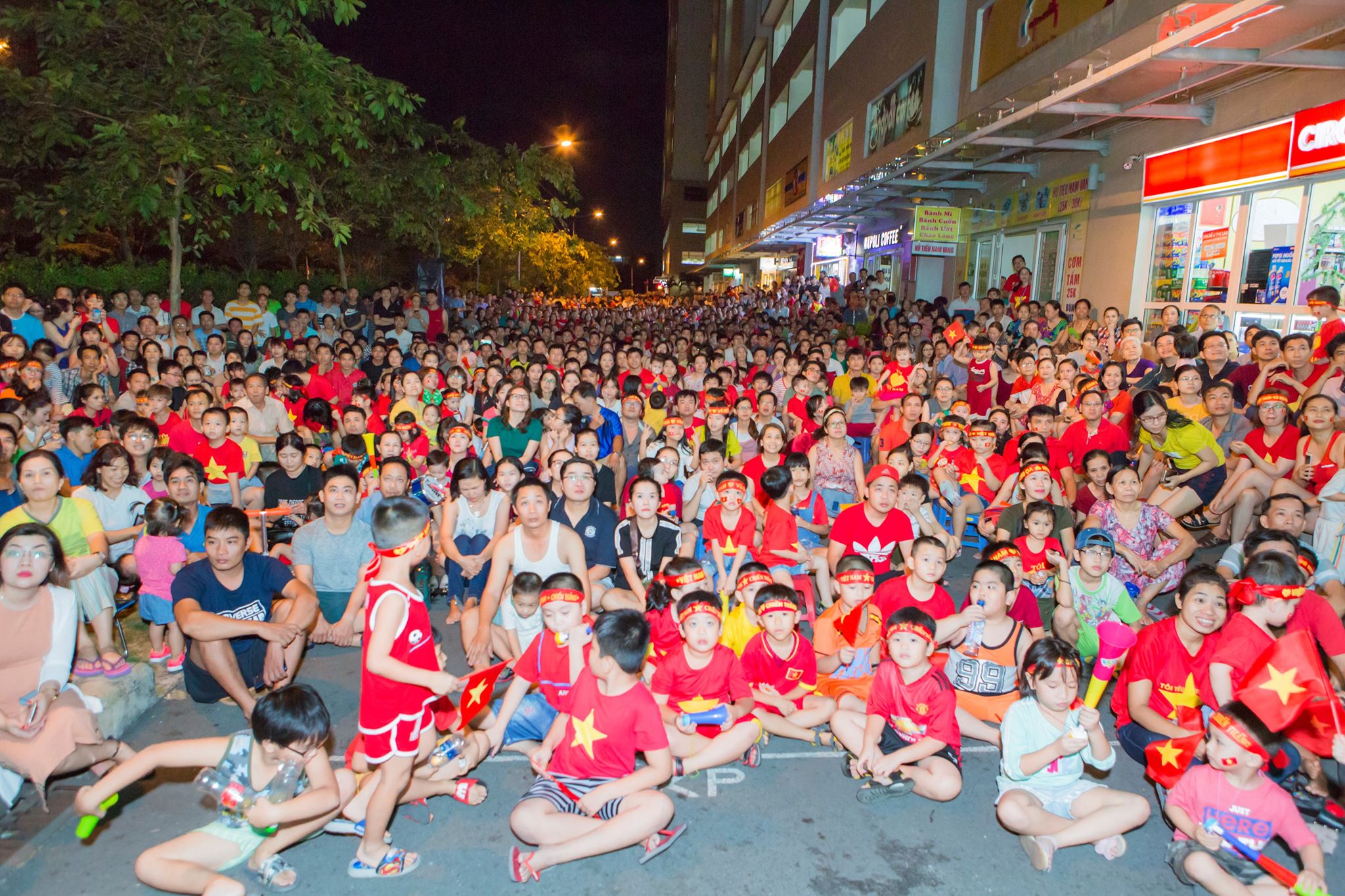  Cư dân chung cư Sunview Town tổ chức xem bóng đá U23 Việt Nam với màn hình lớn
