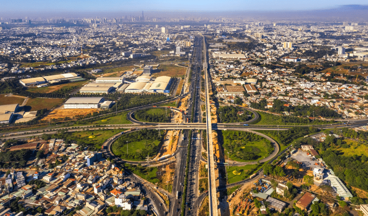 Hạ tầng giao thông phía Đông Thành phố Hồ Chí Minh vẫn đang tiếp tục được đầu tư mạnh mẽ kéo theo dòng vốn lan tỏa đến các khu vực đô thị vệ tinh liền kề với tâm điểm là Đồng Nai.