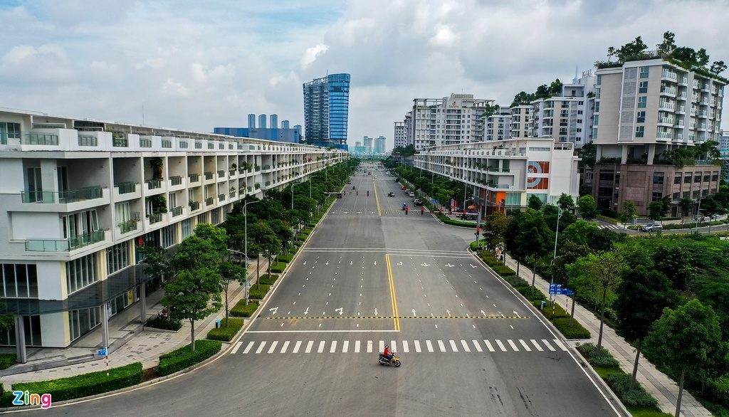 Hai bên đường Nguyễn Cơ Thạch là dãy nhà phố, mặt bằng bán lẻ cho thuê và các tòa nhà văn phòng.