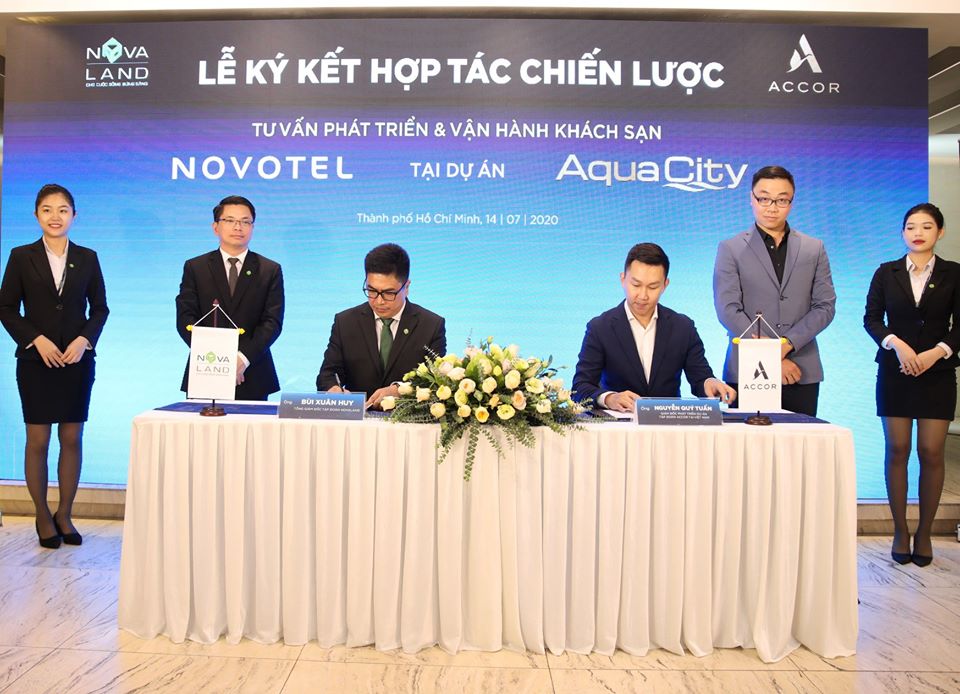 Ông Bùi Xuân Huy nguyên Tổng giám đốc Tập đoàn Novaland (bên trái) và ông Nguyễn Quý Tuấn - Giám đốc Phát triển dự án Tập đoàn Accor tại Việt Nam (bên phải) tại lễ ký kết hợp tác.