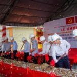 Lãnh đạo UBND quận Thủ Đức cùng các đại biểu thực hiện nghi thức khởi công công trình xóa điểm ngập đường Võ Văn Ngân.