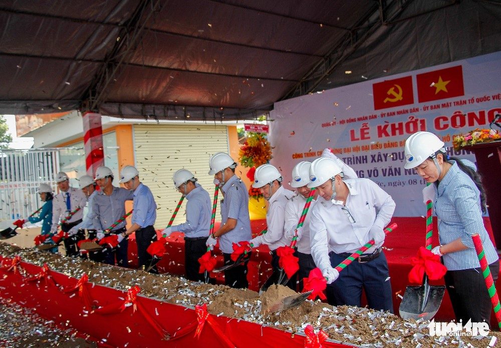 Lãnh đạo UBND quận Thủ Đức cùng các đại biểu thực hiện nghi thức khởi công công trình xóa điểm ngập đường Võ Văn Ngân.