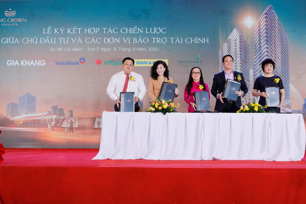Đại diện Chủ đầu tư Gia Khang ký kết hợp tác chiến lược cùng các đơn vị bảo trợ tài chính – Nam Á Bank, VPBank, Vietinbank và Vietcombank.