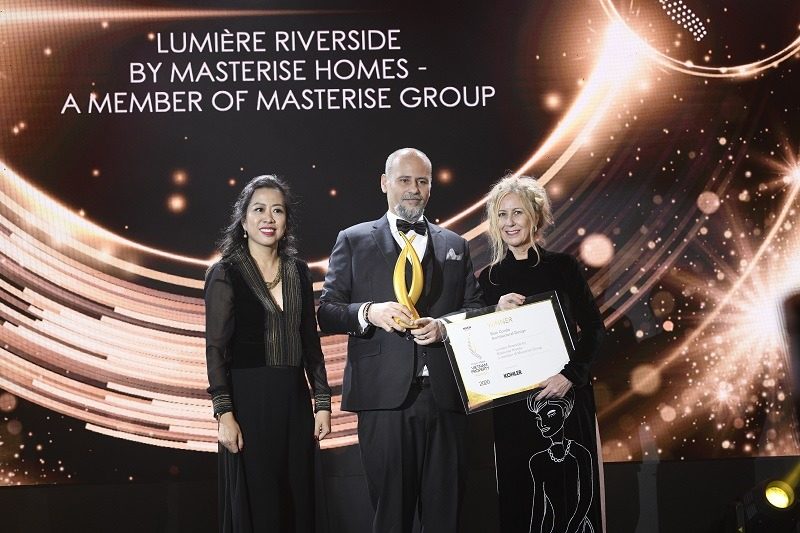 Ông Youssef Akila, giám đốc khối thiết kế đại diện Masterise Homes lên nhận giải thưởng cho dự án Lumiere Riverside