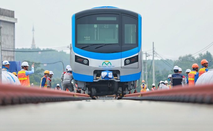 Metro Số 1 được đưa xuống đường ray depot Long Bình, quận 9, ngày 10/10.