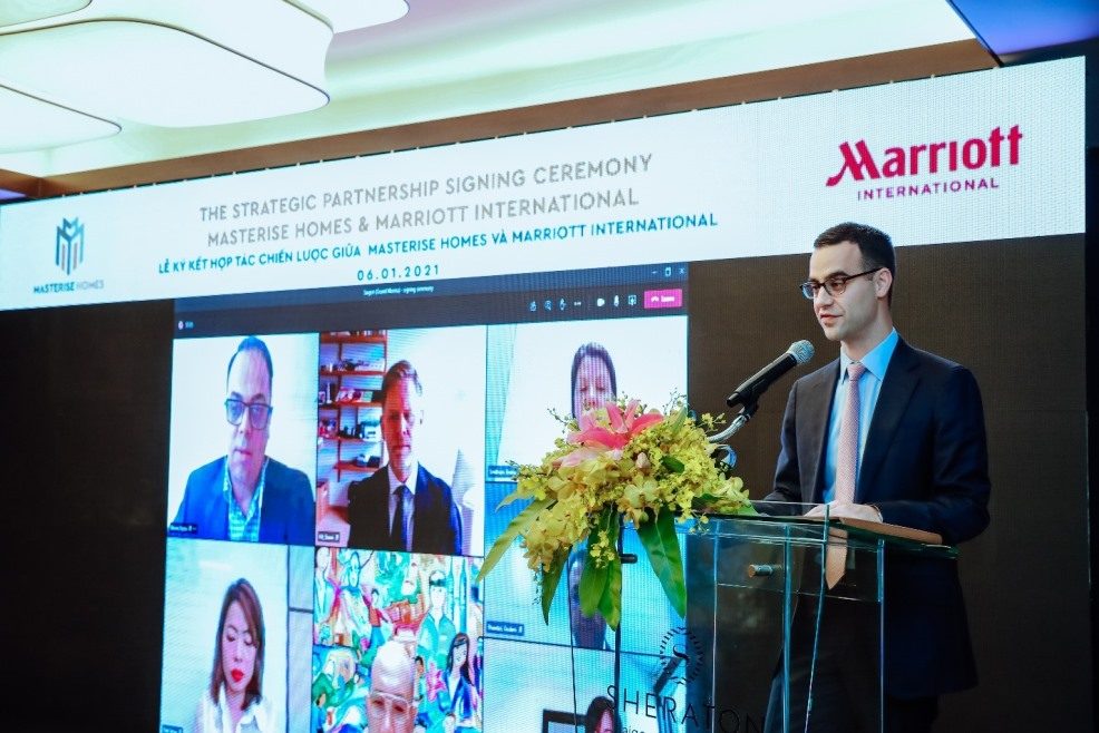 Ông Alexander Tatsis - Trưởng phòng Kinh tế, đại diện Lãnh Sự Quán Hoa Kỳ tại Việt Nam phát biểu tại lễ ký kết hợp tác giữa Masterise Homes và Marriott International.