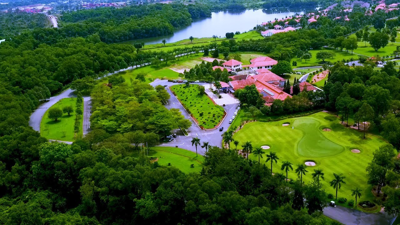 Sân golf Thủ Đức rộng 300 ha với 36 lỗ, được xem là CLB golf nhà nghề hàng đầu ở Việt Nam.