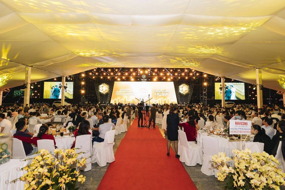 Khoảng 2.000 khách hàng tham gia Lễ kỷ niệm 25 thành lập Tập đoàn Bất động sản Vạn Phúc được tổ chức tại Quảng trường Diamon Khu đô thị Vạn Phúc.