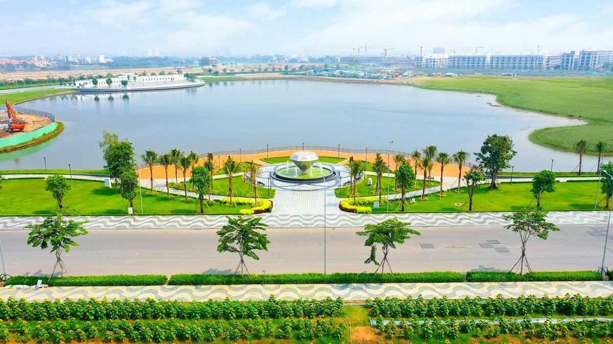 Công viên Diamond Park trung tâm khu đô thị Vạn Phúc City hướng nhìn ra Hồ Đại Nhật và quảng trường nhạc nước Diamond.