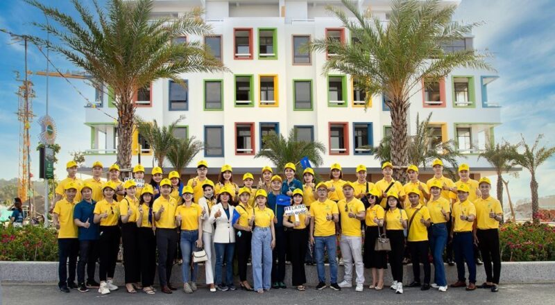 Trực tiếp thăm nhà mẫu và Bãi Trường (cách dự án 100 m) giúp chuyên viên tư vấn kinh doanh cảm nhận chân thực về Meyhomes Capital Phú Quốc.