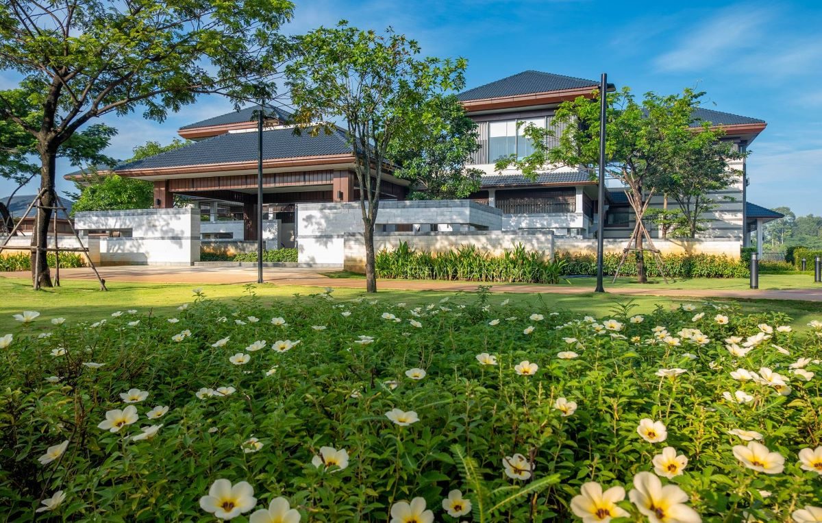 Không gian cỏ hoa Aromatic space tại biệt thự SwanBay thuộc Đảo Đại Phước, Nhơn Trạch.
