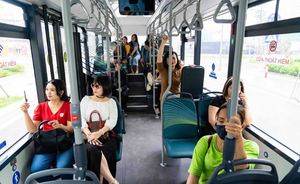 Cư dân Vinhomes Ocean Park tham gia trên những chuyến xe bus điện VinBus đầu tiên.