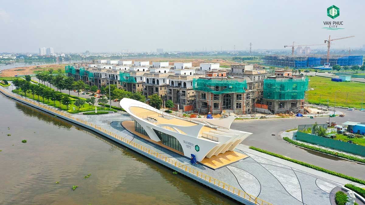 Dãy biệt thự ven sông Mansion tại Vạn Phúc đối diện công viên ven sông Sài Gòn dự kiến sẽ cất nóc trong quý 3/2021.