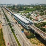 Nhà ga uyến Metro Số 1 chạy dọc Xa lộ Hà Nội, thành phố Thủ Đức nhìn từ trên cao.