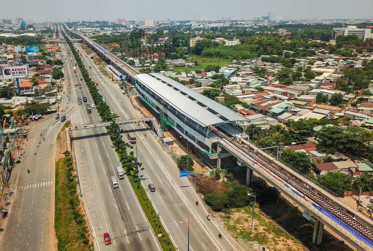 Nhà ga uyến Metro Số 1 chạy dọc Xa lộ Hà Nội, thành phố Thủ Đức nhìn từ trên cao.