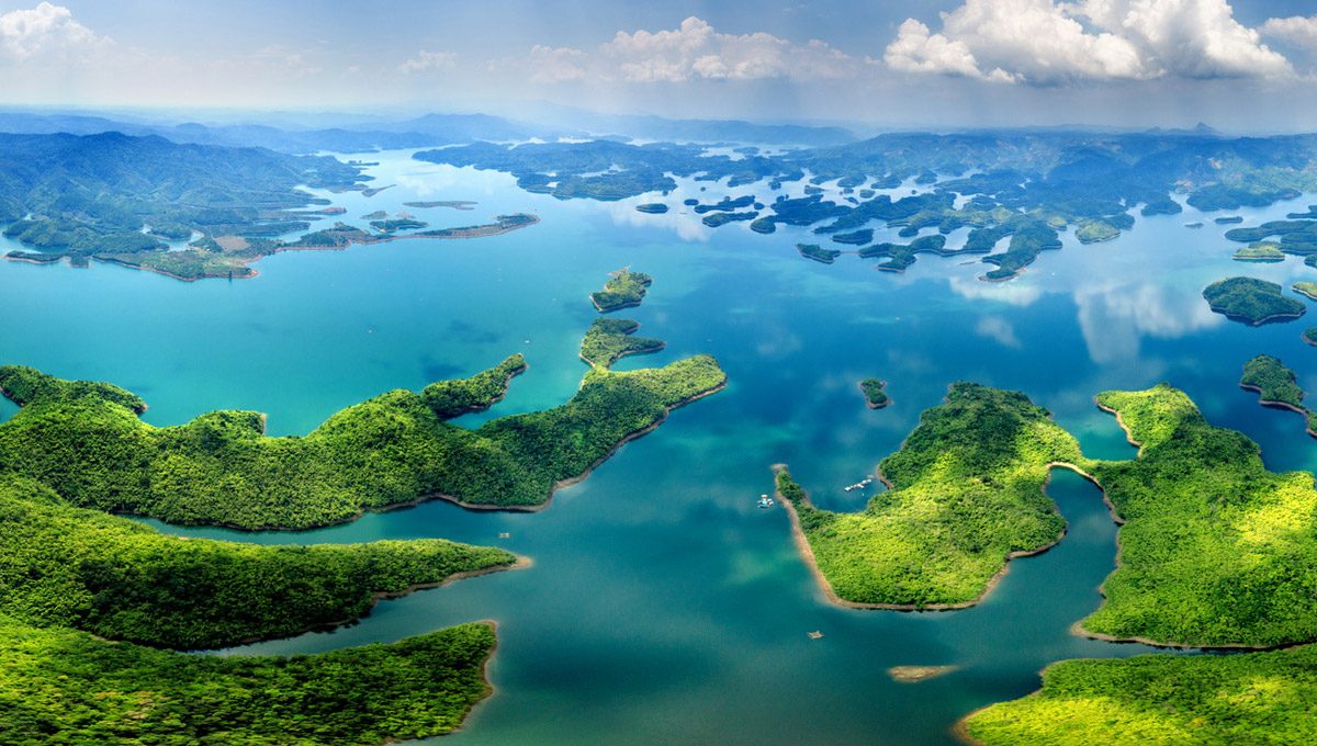 Hồ Tà Đùng diện tích gần 5.000 ha mặt nước và hơn 40 hòn đảo, bán đảo lớn nhỏ tạo nên cảnh quan thiên nhiên độc đáo, nhất là giữ được vẻ đẹp nguyên sơ.