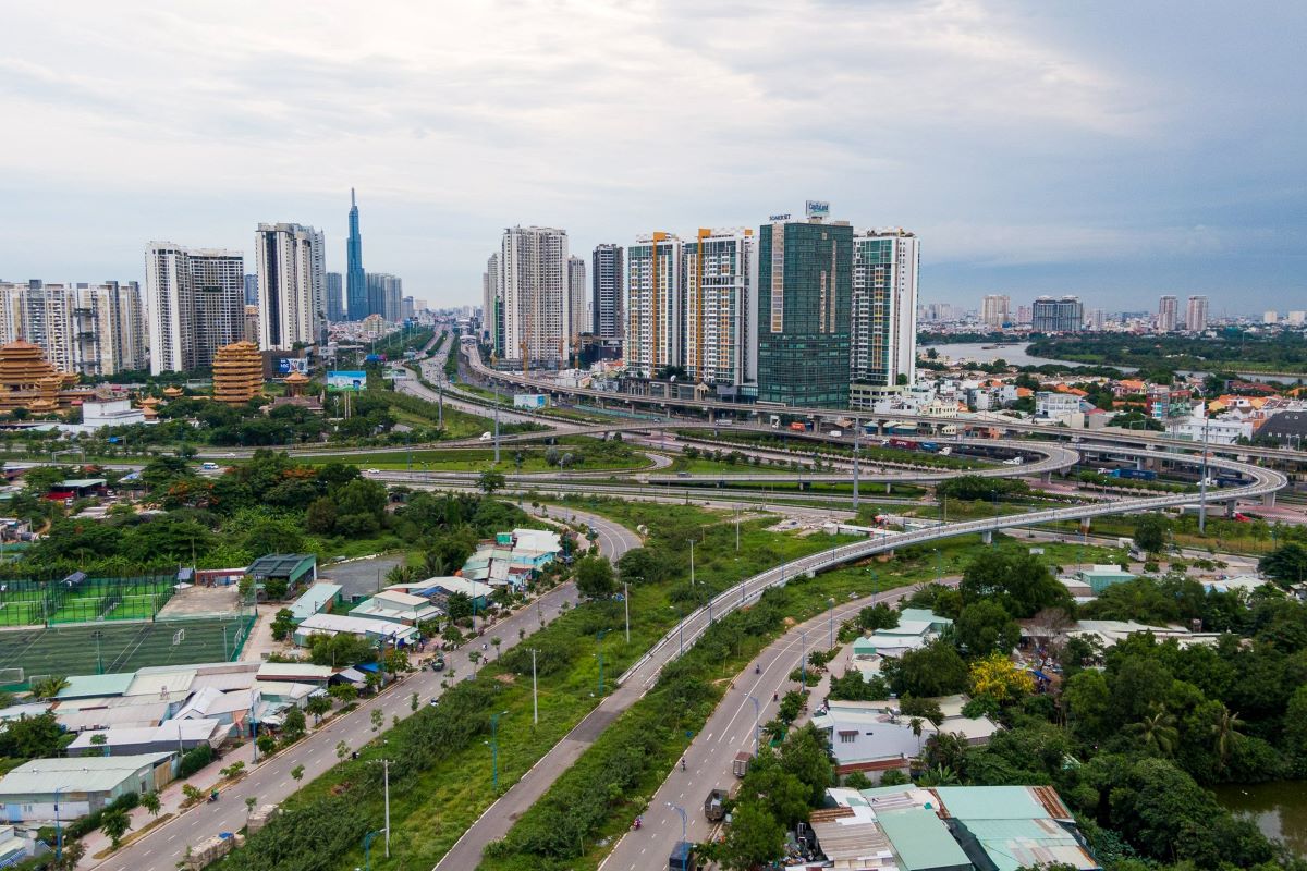Đường Liên Phường đoạn từ dự án Saigon Sports City ra nút giao thông ngã ba Cát Lái.