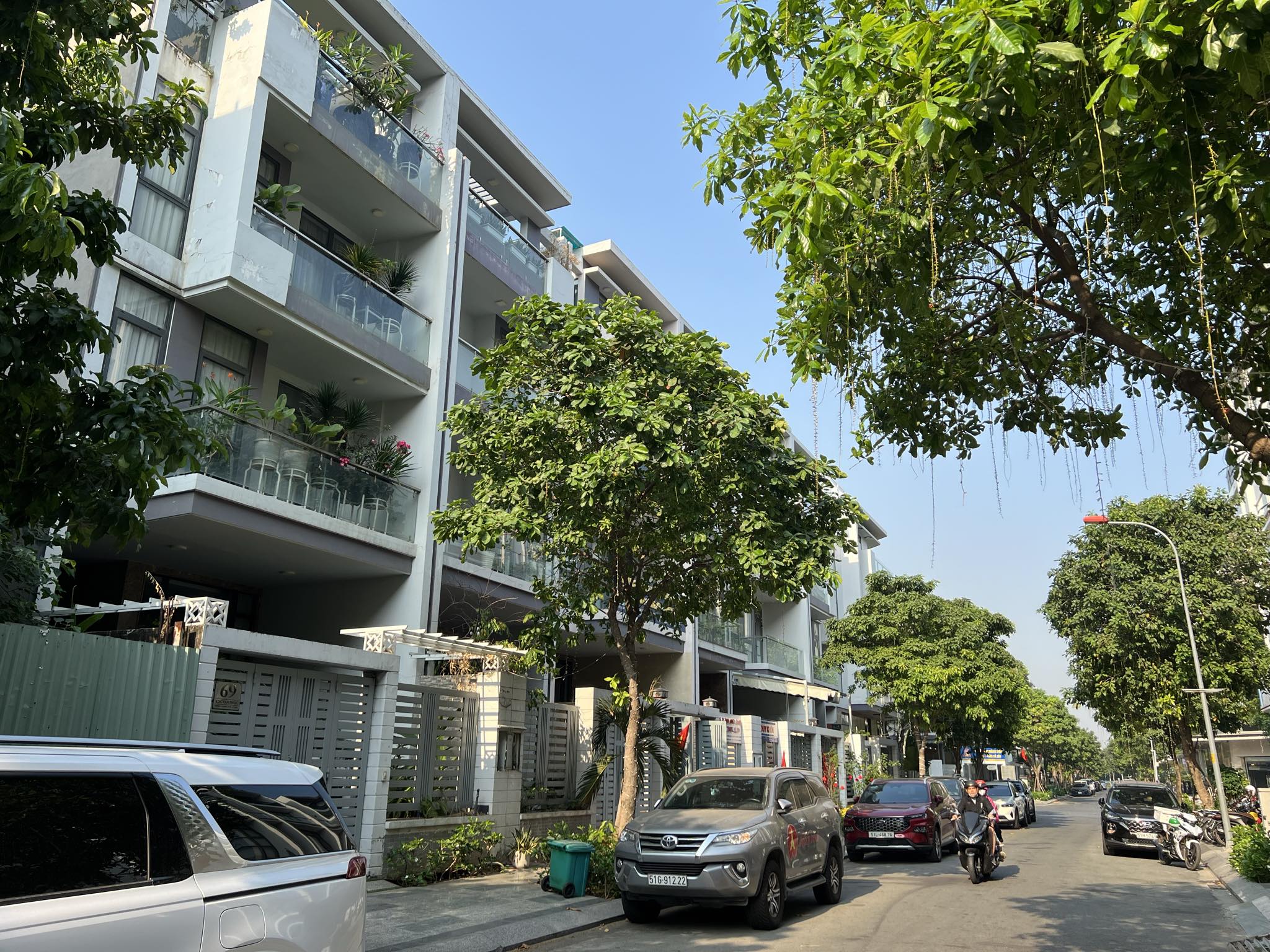 Căn nhà phố nằm trên trục đường song song với Nguyễn Thị Nhung hoàn thiện cao cấp có giá 17.5 tỷ.