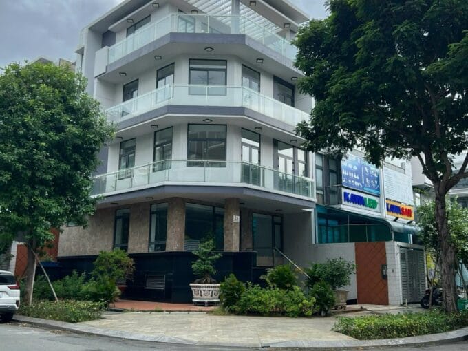 Tòa nhà 191m2 5 tầng vị trí đẹp gần ngã tư Nguyễn Thị Nhung ở Vạn Phúc City
