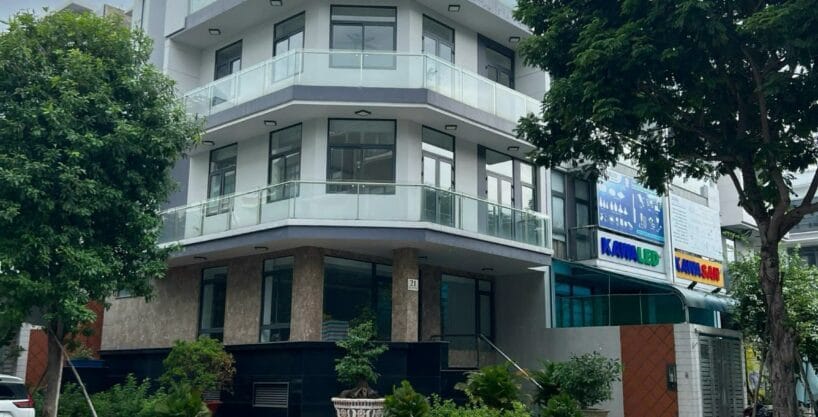 Tòa nhà 191m2 5 tầng vị trí đẹp gần ngã tư Nguyễn Thị Nhung ở Vạn Phúc City