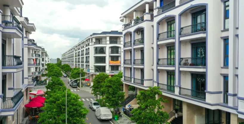 Tòa nhà hầm 6 tầng sổ hồng, vị trí đẹp kế căn góc ngã tư đường Nguyễn Thị Nhung ở Vạn Phúc City