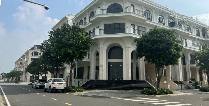 Bán căn nhà phố góc ngã tư mặt tiền đường đối diện TTTM ở Vạn Phúc City