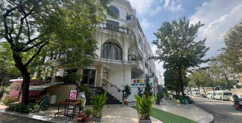 Bán nhà phố 120m2 căn góc Vạn Phúc City mặt tiền đường 20m