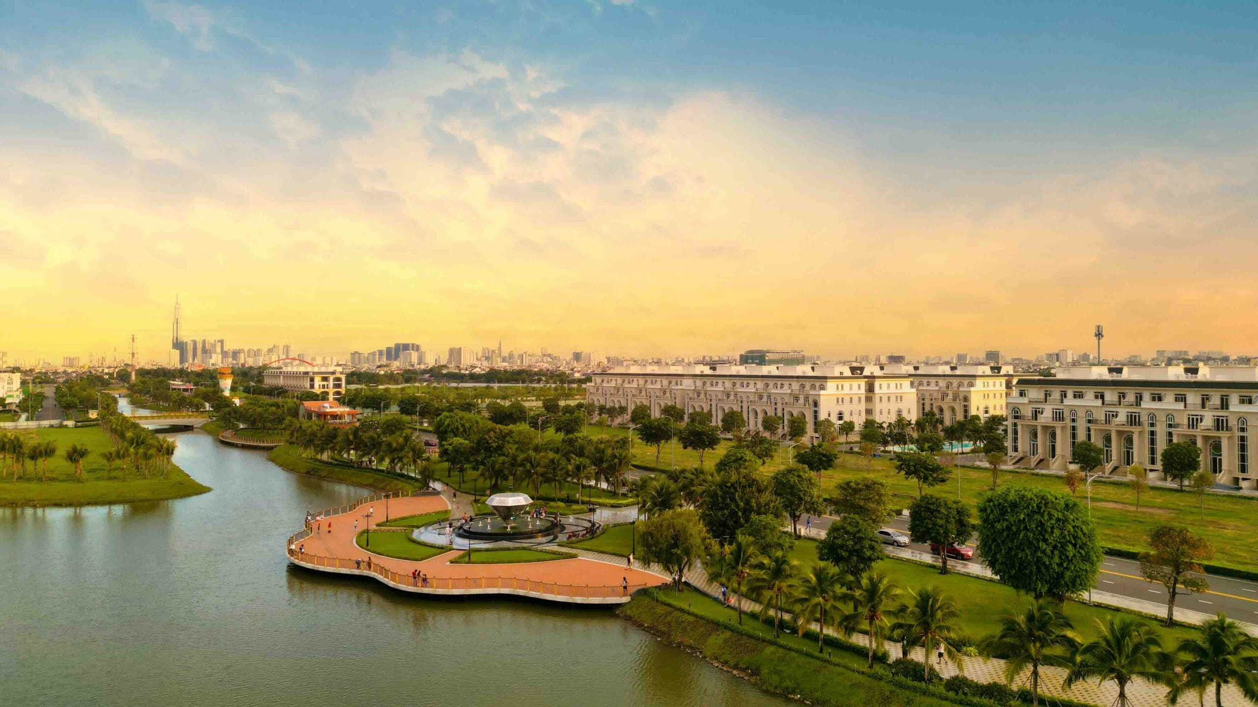 Biệt thự Sunlake Villas tại khu đô thị Vạn Phúc City nhìn từ hồ Đại Nhật.