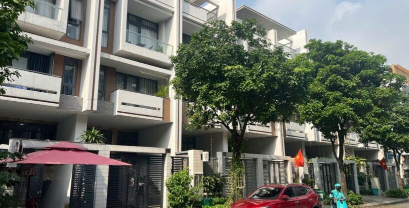Bán nhà phố 100m2 Vạn Phúc City có hố thang, đường 16m J35