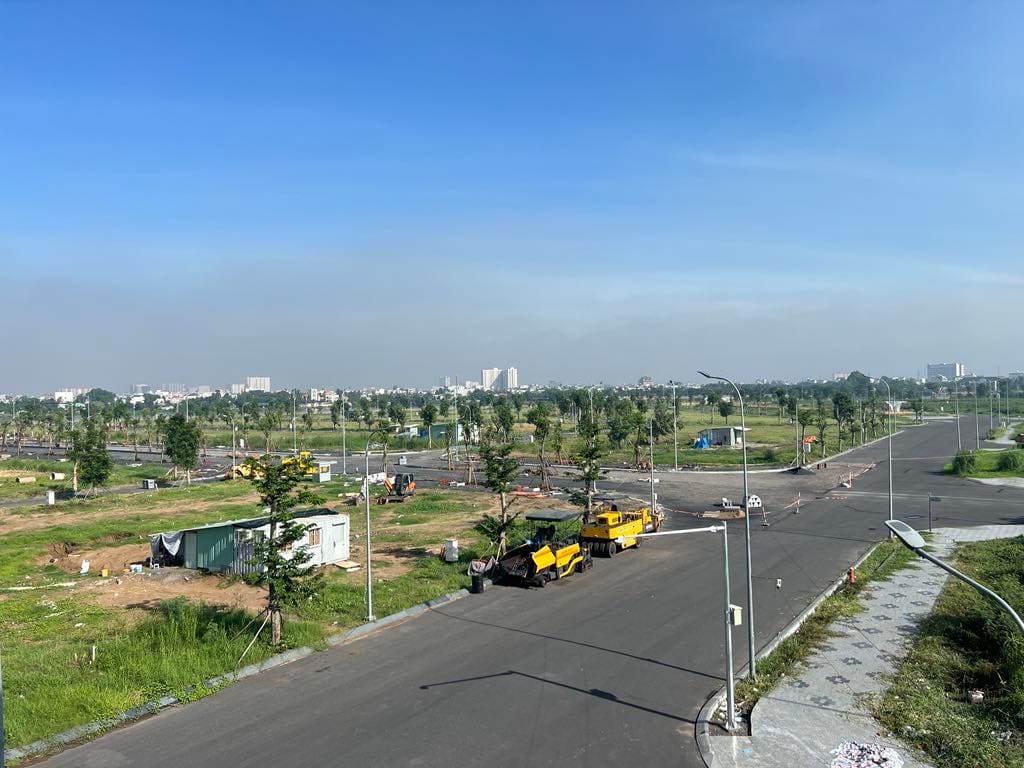 Trục đường Đinh Thị Thi đoạn qua dự án ven sông của HUD ở bán đảo Hiệp Bình Phước đang được thi công.
