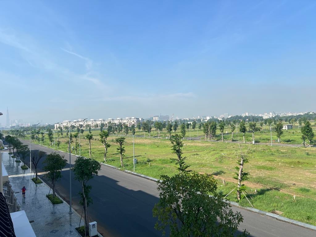 Dự án ven sông của HUD ở bán đảo Hiệp Bình Phước nhìn từ biệt thự Sunlake Villas cây xanh, cảnh quan, hệ thống điện đã thi công hoàn tất.