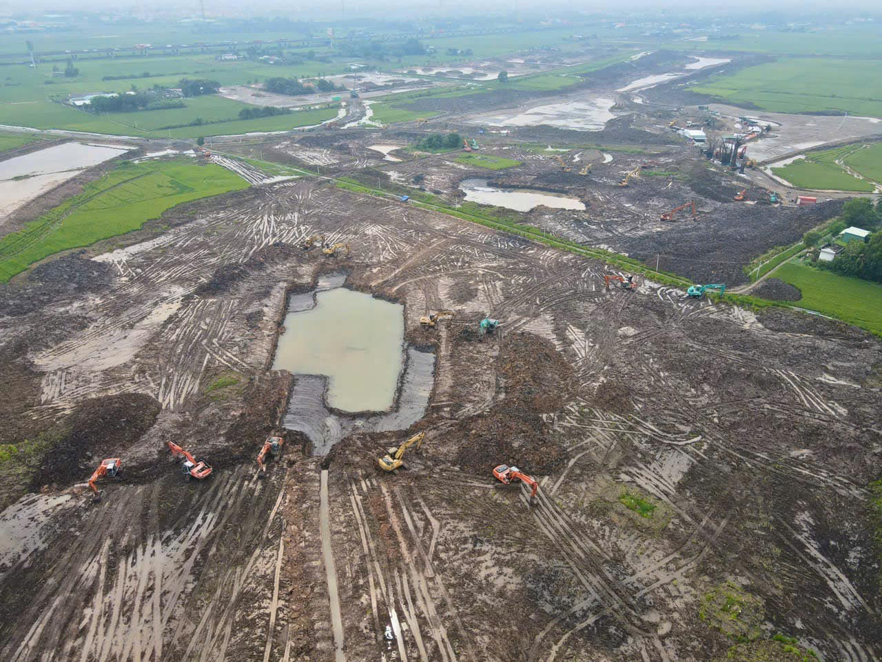Theo quan sát tiến độ dự án Eco Retreat ở Long An tới tháng 12/2024 vẫn đang trong quá trình ủi đắp và san lấp mặt bằng.