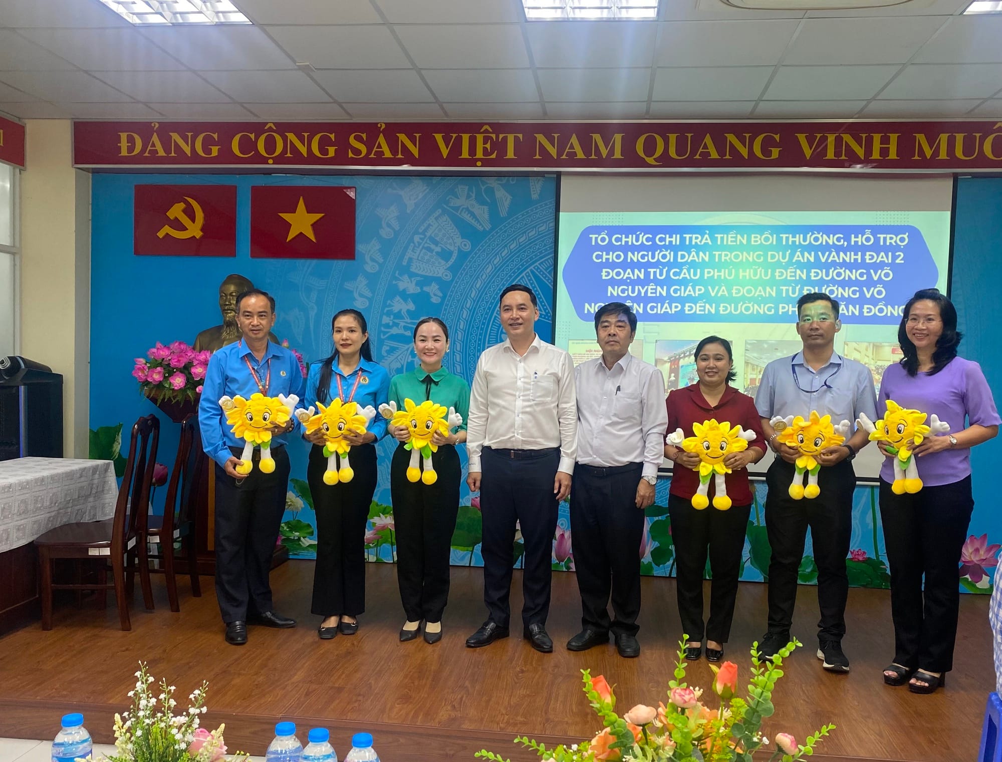 Người dân làm thủ tục nhận tiền đền bù làm hai dự án Vành đai 2 ở Thành phố Thủ Đức, chiều 31/12.